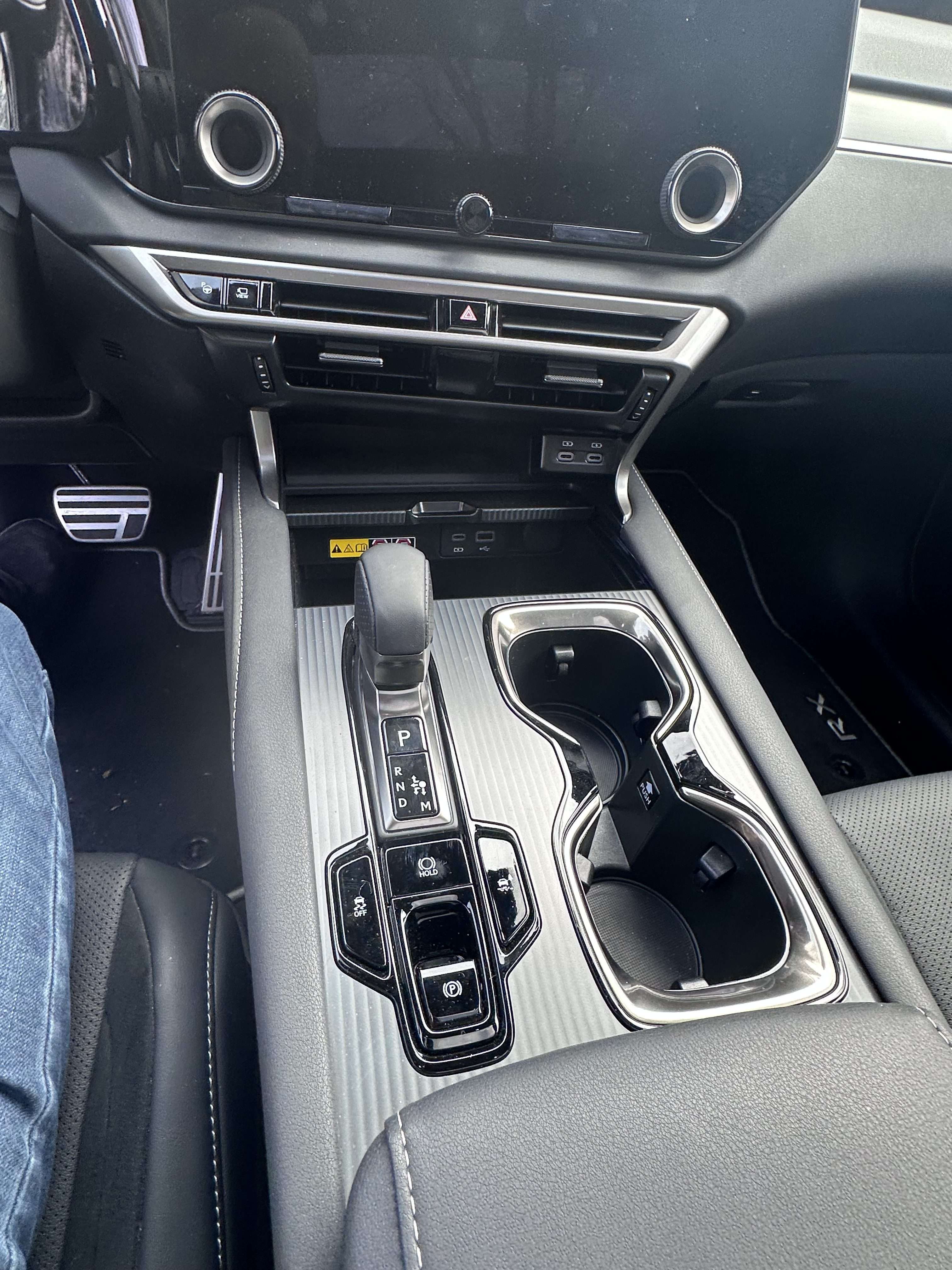 Console centrale de voiture avec changement de vitesse, porte-gobelets, frein de stationnement électronique et boutons de commande pour la Lexus RX 500h F Sport