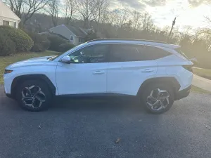 Side view Hyundai Tucson hybrid